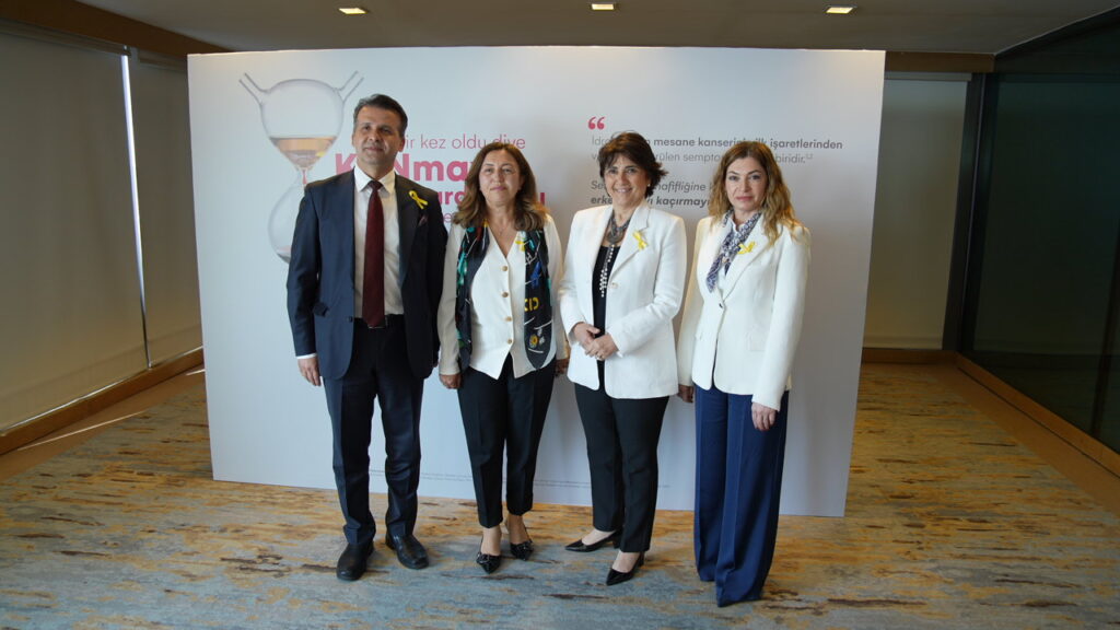 Tıbbi Onkoloji Uzmanı Prof. Dr. Nuri Karadurmuş, Tıbbi Onkoloji Uzmanı Prof. Dr. Özlem Er, Kanser Savaşçıları Derneği Başkanı Dr. Belma Kurdoğlu Akgün ve Astellas Türkiye Genel Müdürü Nilay Tarr