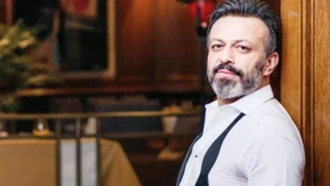 Oyuncu Serhat Kılı. lenf kanserinden hayatını kaybetti. Lenf kanseri lenfoma olarak bilinir. Lenf bezlerinden kaynaklanan kanser türüdür. 